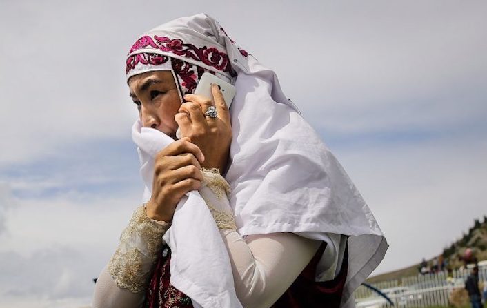 Donna Kazaka al telefono (foto: Wang He/Getty Images).