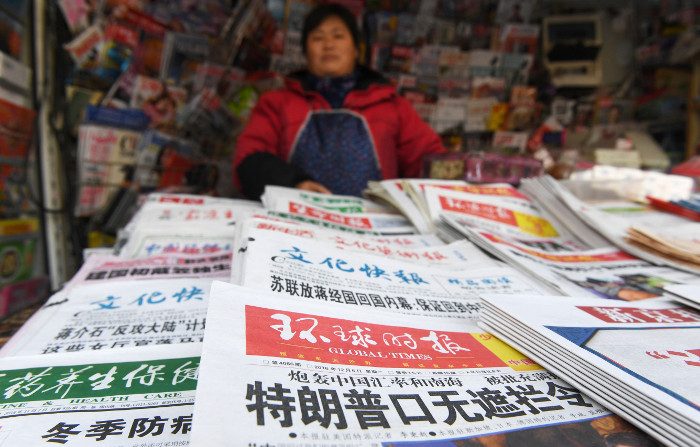 Un' edicola di Pechino il 6 dicembre 2016. Il giornale in primo piano è il media statale Global Times. (Greg Baker/AFP/Getty Images)