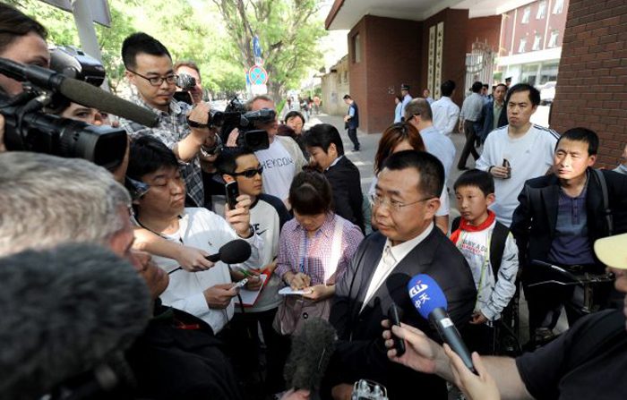 Jiang Tianyong con giornalisti stranieri a Pechino, 2 maggio 2012. (Mark Ralston/Afp/Getty Images)