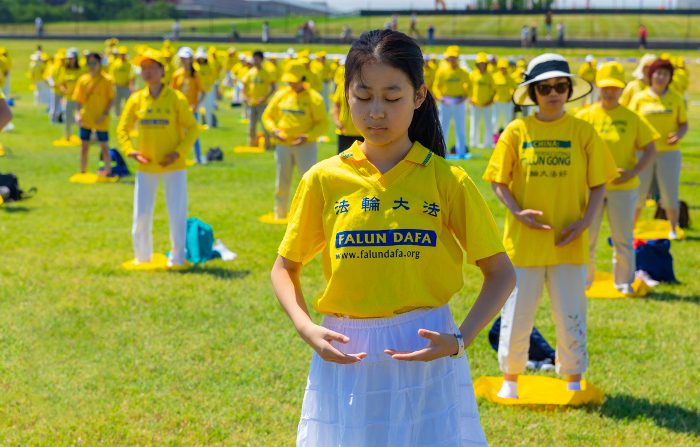 I praticanti del Falun Gong dimostrano gli esercizi della loro disciplina a Washington il 19 luglio 2018. (Mark Zou/Epoch Times)