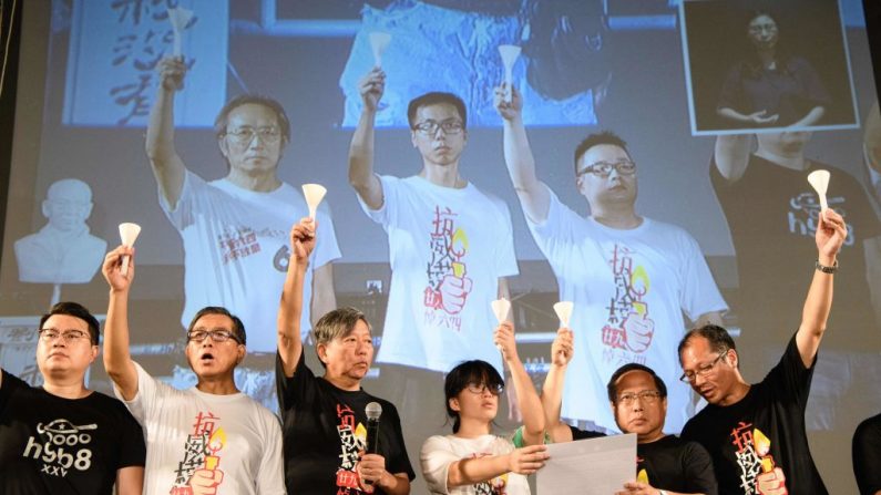 Manifestanti chiedono democrazia nel 29esimo anniversario della violenta repressione di Tiananmen. Hong Kong, 4 giugno 2018. (foto Anthony Wallace/Afp/Getty Images)