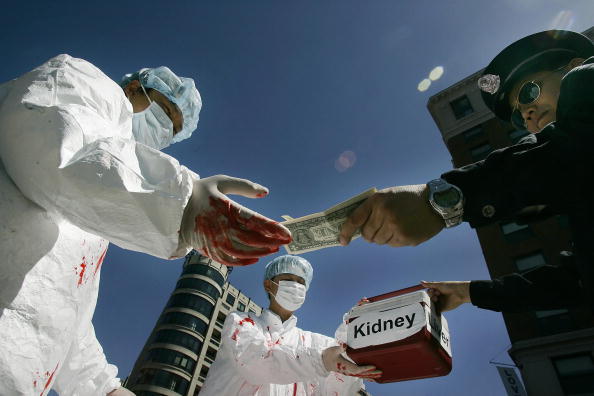 Rappresentazione della compravendita di organi umani in Cina, a Washington il 19 aprile 2006. (Jim Watson/Afp/Getty Images).