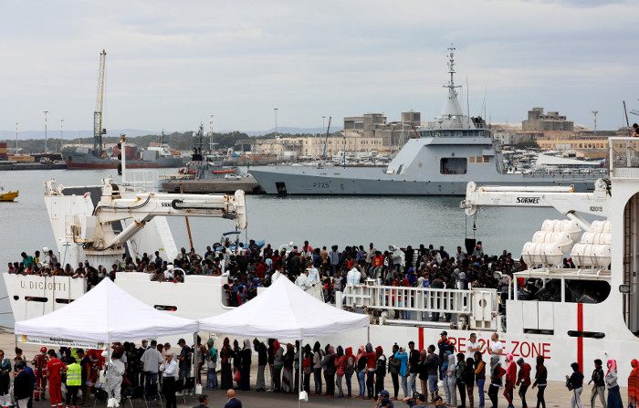 Migranti sbarcano dalla nave della guardia costiera italiana denominata Diciotti presso il porto di Catania, Sicilia, il 13 giugno 2018. (Antonio Parrinello/Reuters/File Foto)