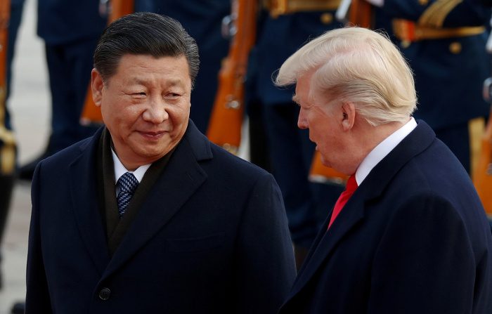 Il presidente degli Stati Uniti Donald Trump con il leader cinese Xi Jinping nella Grande Sala del Popolo a Pechino il 9 novembre 2017. (Damir Sagolj/Reuters)