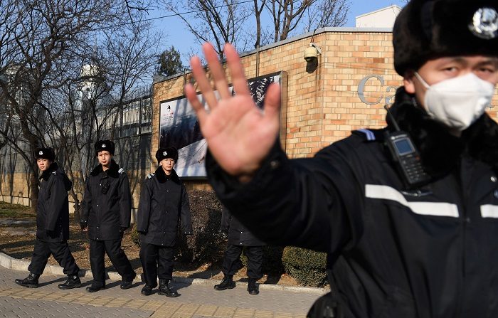 Polizia cinese di fronte all'ambasciata canadese a Pechino il 14 dicembre 2018. (GREG BAKER / AFP / Getty Images)