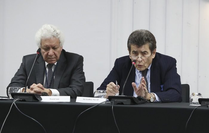 Il consigliere legale del tribunale Hamid Sabi e il presidente del tribunale Sir Geoffrey Nice QC, durante il primo giorno di udienze pubbliche a Londra, l'8 dicembre 2018. (Justin Palmer)