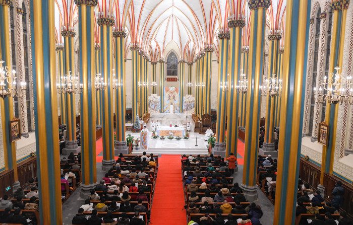 I fedeli cinesi assistono alla messa della vigilia di Natale in una chiesa cattolica a Pechino, 24 dicembre 2018. (Wang Zhao/AFP/Getty Images)