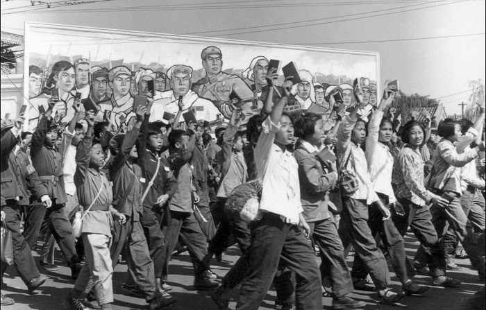 Guardie rosse cinesi, studenti delle scuole superiori e universitari, sventolando copie del "Libretto rosso" di Mao Zedong, mentre sfilano nelle strade di Pechino all'inizio della Rivoluzione culturale del giugno 1966. Durante la Rivoluzione culturale cinese (1966-1976), sotto il comando di Mao, le Guardie rosse si scatenarono in gran parte del Paese, umiliando, torturando e uccidendo gli individui percepiti come nemici di classe, e saccheggiando i simboli culturali che non erano considerati rappresentativi della rivoluzione comunista. (Jean Vincent / AFP / Getty Images)