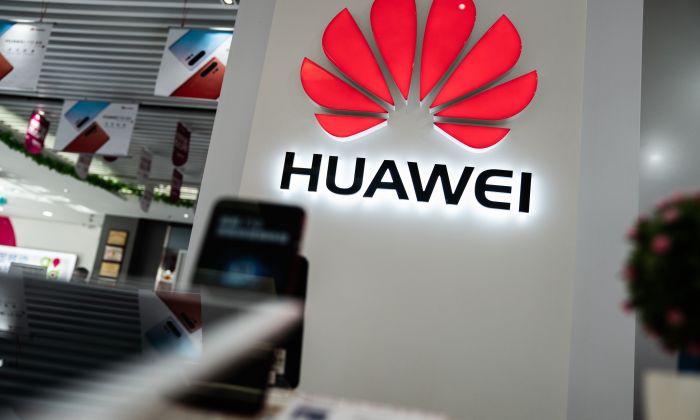 Marchio di Huawei in un negozio a Pechino, 20 maggio 2019 (FRED DUFOUR / AFP / Getty Images)