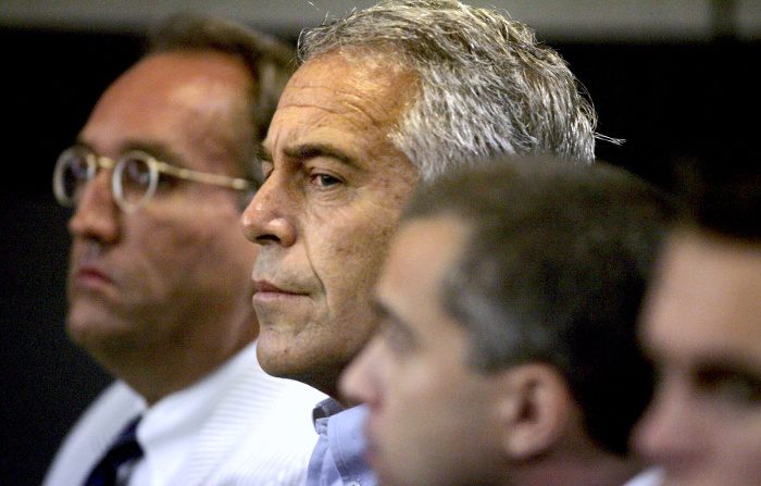 Il miliardario statunitense Jeffrey Epstein durante l'udienza in tribunale in cui si è dichiarato colpevole di due casi di istigazione alla prostituzione, a West Palm Beach, Florida, 30 luglio 2008 (Uma Sanghvi/Palm Beach Post via Reuters).
