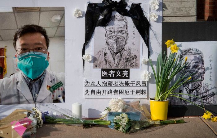 Gli studenti cinesi e i alcuni sostenitori tengono una commemorazione per il dottor Li Wenliang, che ha divulgato per primo informazioni sul virus del Pcc, nel campus dell'Ucla di Westwood, California, il 15 febbraio 2020. (Mark Ralston/AFP tramite Getty Images)