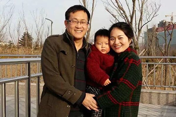 Wang Quanzhang con sua moglie Li Wenzu e il loro figlio. Wang Quanzhang, un avvocato per i diritti umani, è stato detenuto in Cina senza processo dall'agosto 2015. (Per gentile concessione di Li Wenzu)