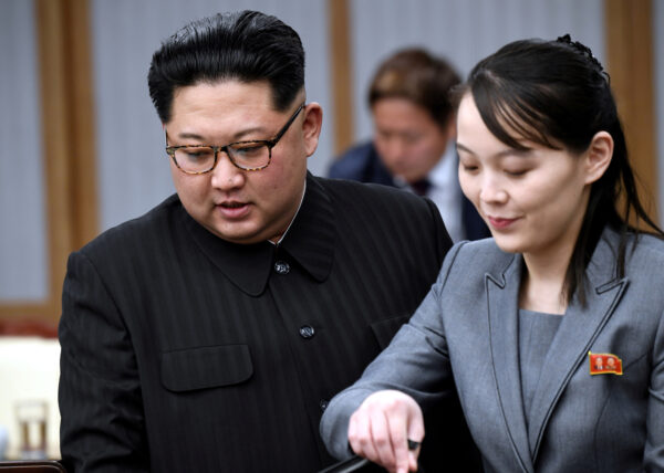 Il leader nordcoreano Kim Jong Un e sua sorella Kim Yo Jong partecipano a un incontro con il presidente sudcoreano Moon Jae-in presso la Casa della Pace nel villaggio di Panmunjom, all'interno della zona demilitarizzata che separa le due Coree, Corea del Sud, il 27 aprile 2018 (Korea Summit Press PoolPool via ReutersFile Photo).