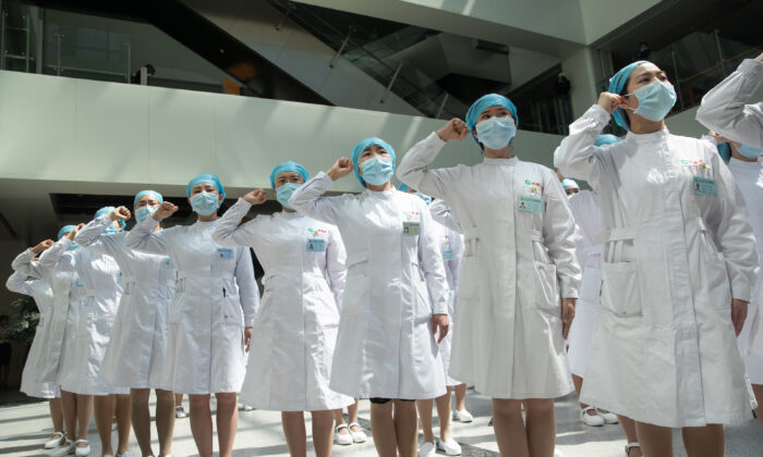 Le infermiere dell'ospedale di Tongji che giurano su un'ordinanza, Wuhan, Cina, il 12 maggio 2020. (STRAFP tramite Getty Images)