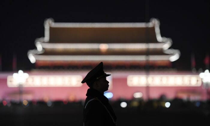 Gli agenti della polizia paramilitare marciano accanto all'ingresso della Città Proibita a Pechino, 22 maggio 2020. (Nicolas AsfouriAFP tramite Getty Images)