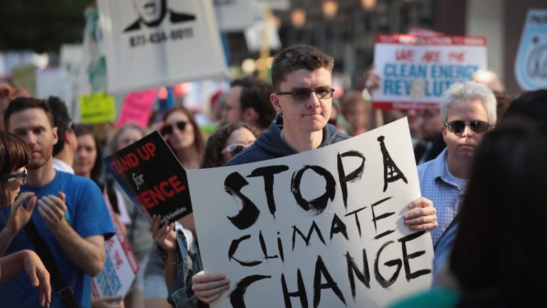 Manifestanti protestano contro la decisione del presidente Donald Trump di uscire dall'accordo di Parigi sui cambiamenti climatici, a Chicago, Illinois, il 2 giugno 2017. (Scott Olson / Getty Images)