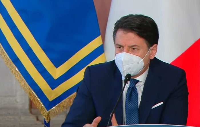 Giuseppe Conte risponde alle domande dei giornalisti durante la conferenza stampa di fine anno, a Villa Madama, il 30 dicembre 2020. (Screenshot video di Palazzo Chigi)