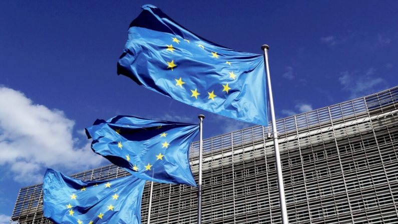 Bandiere dell'Unione europea sventolano fuori dalla sede della Commissione europea a Bruxelles, in Belgio, il 21 agosto 2020. (Yves Herman/Reuters)