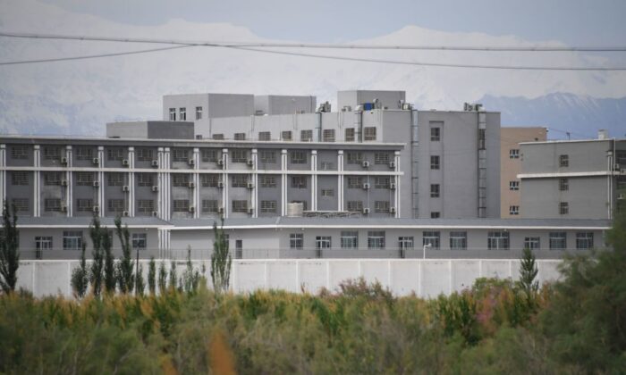 Una struttura ritenuta un campo di rieducazione in cui sono detenute per lo più minoranze etniche musulmane nella regione dello Xinjiang, nella Cina occidentale il 4 giugno 2019 (Greg Baker / AFP tramite Getty Images)