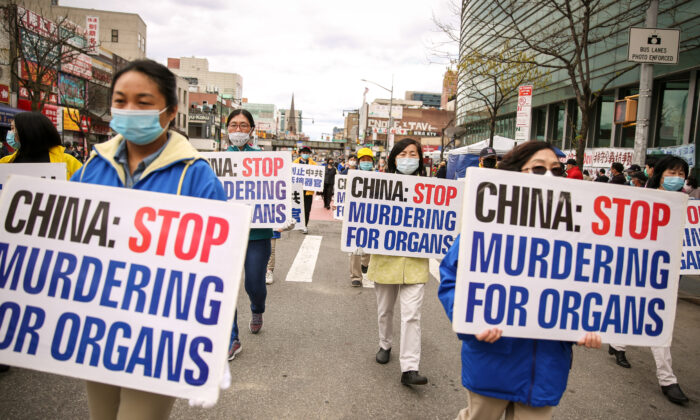 Praticanti del Falun Gong prendono parte a una parata a Flushing, New York, il 18 aprile 2021, per commemorare il 22° anniversario del pacifico appello del 25 aprile. (Samira Bouaou / Epoch Times)