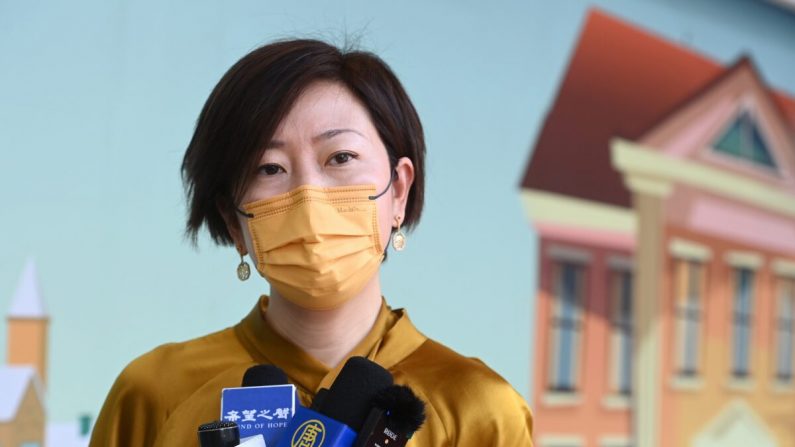 Sarah Liang, una reporter dell'edizione di Hong Kong di Epoch Times, parla ai media locali fuori dal Queen Elizabeth Hospital di Hong Kong, l'11 maggio 2021. (Song Pi-lung/The Epoch Times)