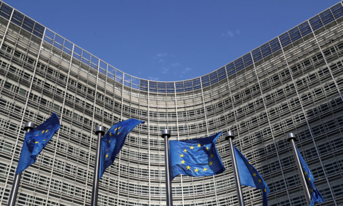 Bandiere dell'Unione europea sventolano davanti alla sede della Commissione europea, a Bruxelles, in Belgio, il 30 giugno 2019. (Yves Herman/Reuters)