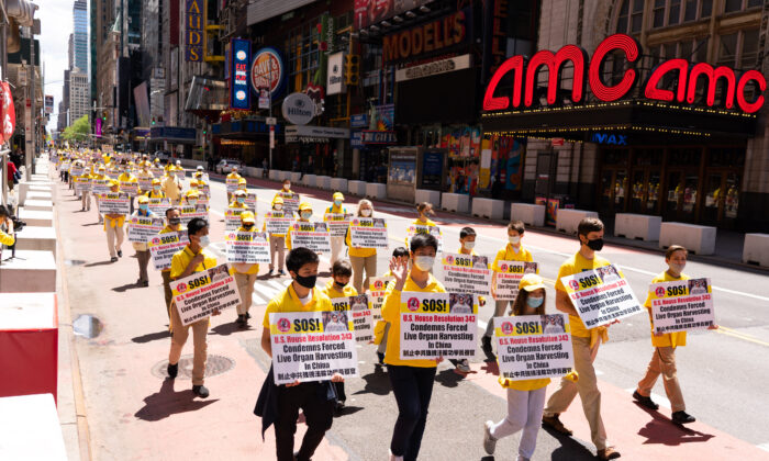 I praticanti della disciplina spirituale Falun Gong tengono una parata a New York per celebrare la Giornata mondiale della Falun Dafa e per protestare contro la persecuzione in corso del gruppo da parte del Partito comunista cinese in Cina, il 13 maggio 2020. (Larry Dai/The Epoch Times)