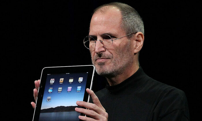 Il Ceo di Apple Inc. Steve Jobs tiene in mano il nuovo iPad mentre parla durante un evento speciale Apple allo Yerba Buena Center for the Arts di San Francisco, in California, il 27 gennaio 2010. (Justin Sullivan/Getty Images)