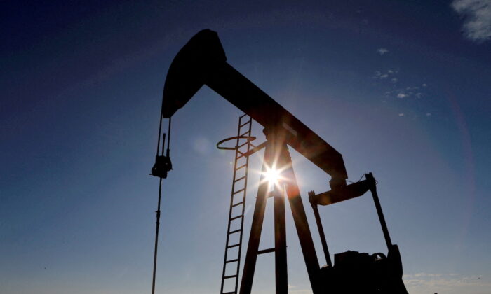 Un martinetto della pompa del petrolio greggio (foto Angus Mordant/Reuters).