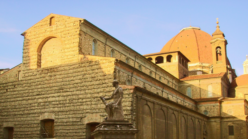 La Basilica di San Lorenzo a Firenze (con Monumento a Giovanni delle Bande Nere), dove Michelangelo si nascose dalla famiglia Medici per due mesi nel 1530. (Wikimedia Commons/I, Sailko, edited by Epoch Times)