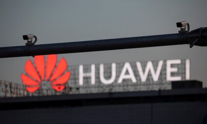 Le telecamere di sorveglianza davanti al logo Huawei a Belgrado, in Serbia, l'11 agosto 2020. (Marko Djurica/Reuters)