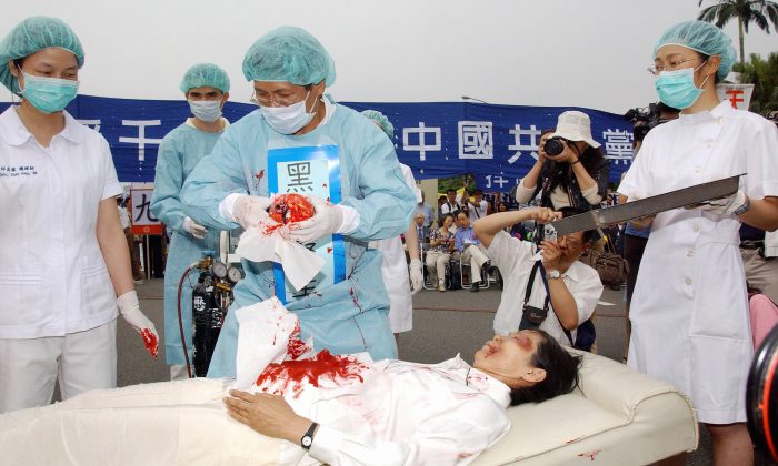 Una rievocazione del prelievo di organi in Cina sui praticanti del Falun Gong, a Taipei, Taiwan, il 23 aprile 2006. (Patrick Lin/AFP/Getty Images)