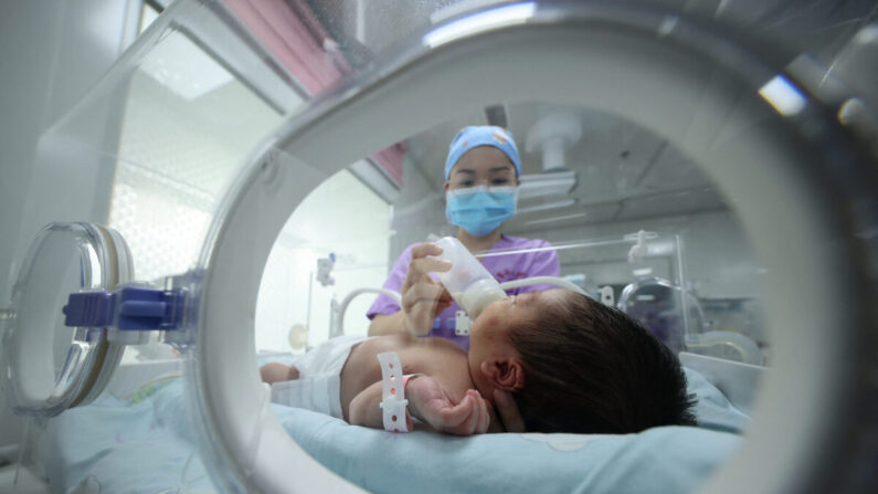 Un medico dello staff nutre un bambino in un ospedale a Danzhai, Guizhou Province nella Cina sud-ovest, 11 maggio 2021. (STR/AFP via Getty Images)