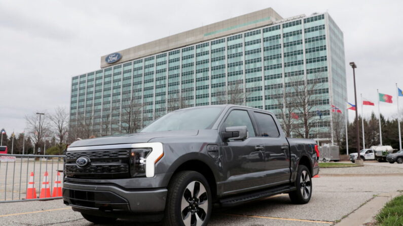 Un modello del nuovissimo pickup elettrico Ford F-150 Lightning è parcheggiato di fronte alla sede mondiale della Ford Motor Company a Dearborn, Michigan, il 26 aprile 2022. (Rebecca Cook/Reuters)