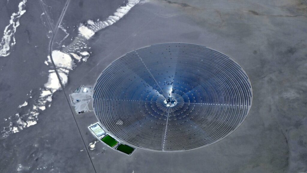 Questa veduta aerea mostra il Crescent Dunes Solar Energy Project situato vicino a Tonopah, a 310 chilometri a nord-ovest di Las Vegas, il 30 luglio 2020. (Daniel Slim/AFP via Getty Images)