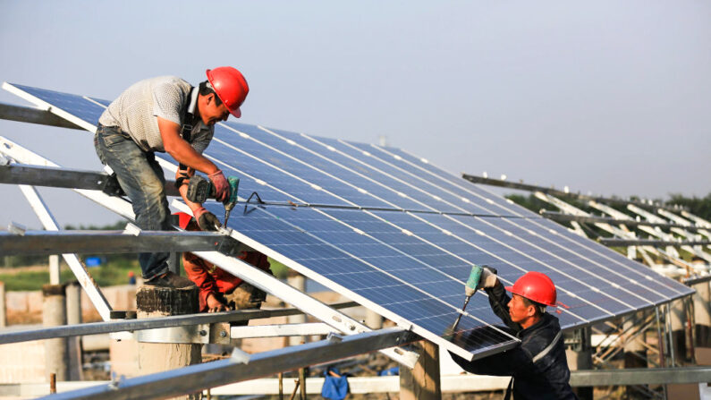 Operai installano pannelli solari nel cantiere del progetto fotovoltaico su rete da 40 MW a Huai'an, in Cina, l'11 giugno 2018. (VCG/VCG via Getty Images)