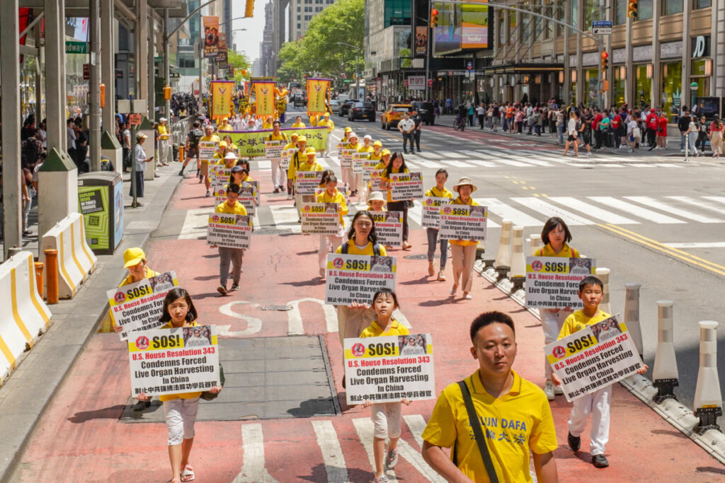 Praticanti del Falun Gong marciano a Manhattan per celebrare la Giornata Mondiale della Falun Dafa il 12 maggio 2023, a New York. (Larry Dye/The Epoch Times)