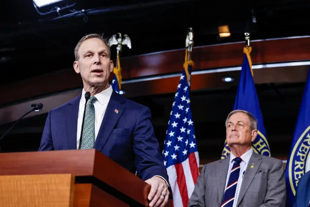 Il presidente del House Freedom Caucus, Scott Perry (R-Pennsylvania), interviene durante una conferenza stampa sui negoziati per il limite del debito presso il Campidoglio degli Stati Uniti a Washington il 10 marzo 2023. (Anna Moneymaker/Getty Images)