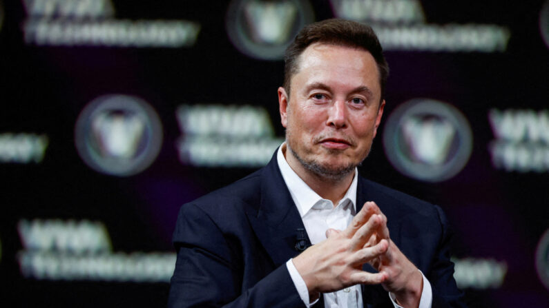 Elon Musk, amministratore delegato di SpaceX e Tesla gesticola mentre partecipa a una conferenza al centro espositivo Porte de Versailles a Parigi, Francia, il 16 giugno 2023. (Reuters/Gonzalo Fuentes/File Photo)