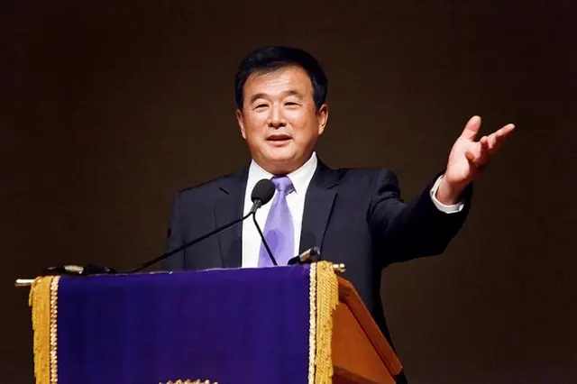 Il Maestro Li Hongzhi si rivolge ai presenti durante una conferenza di condivisione delle esperienze della Falun Dafa tenutasi a Washington il 25 luglio 2010 (Mark Zou/The Epoch Times)