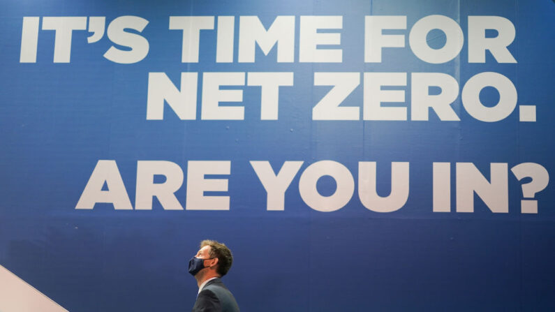 Un uomo sale le scale il secondo giorno della Conferenza Cop 26 delle Nazioni Unite sui cambiamenti climatici al Secc di Glasgow, in Scozia, il 1° novembre 2021. (Ian Forsyth/Getty Images)