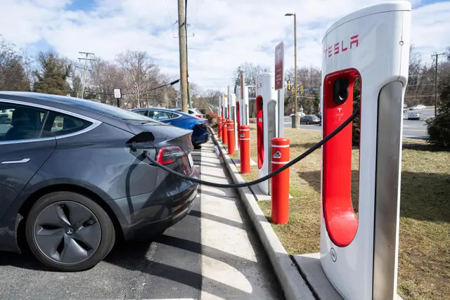 Una berlina Tesla Model S viene collegata a una stazione di ricarica per veicoli elettrici Tesla Supercharger a Falls Church, Virginia, il 13 febbraio 2023. (Saul Loeb/Afp via Getty Images)