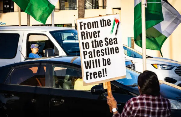 Manifestanti sventolano bandiere palestinesi a sostegno dei palestinesi e di Hamas a Los Angeles (foto archivio, John Fredricks/The Epoch Times).