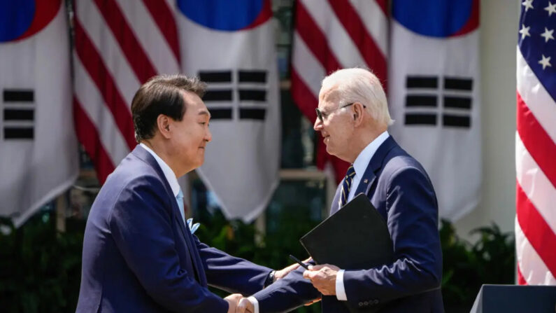 Joe Biden e il Presidente sudcoreano Yoon Suk-yeol durante una conferenza stampa alla Casa Bianca il 26 aprile 2023 (foto: Drew Angerer/Getty Images).