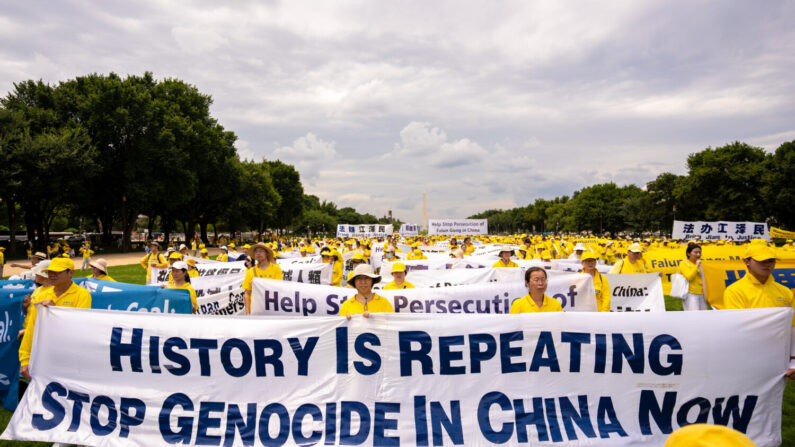 Praticanti del Falun Gong si preparano a marciare lungo Pennsylvania Avenue per commemorare il 23° anniversario della persecuzione della pratica spirituale in Cina da parte del Partito Comunista Cinese, a Washington il 21 luglio 2022. (Samira Bouaou/The Epoch Times)