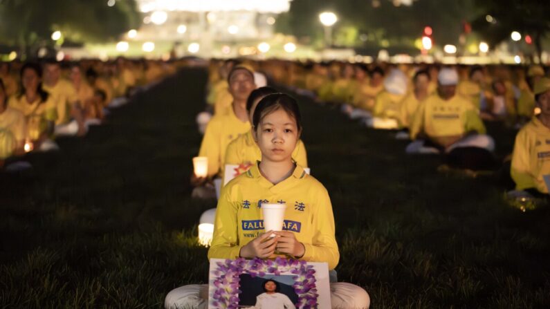 Aderenti del Falun Gong si riuniscono in una veglia a lume di candela in memoria dei praticanti del Falun Gong deceduti a causa dei 24 anni di persecuzione della disciplina spirituale da parte del Partito Comunista Cinese, presso il National Mall di Washington il 20 luglio 2023. (Madalina Vasiliu/The Epoch Times)