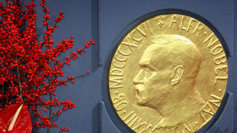 Una targa raffigurante Alfred Nobel durante la cerimonia di consegna del Premio Nobel per la Pace 2008 nel Municipio di Oslo, a Oslo, Norvegia, il 10 dicembre 2008. (Chris Jackson/Getty Images)