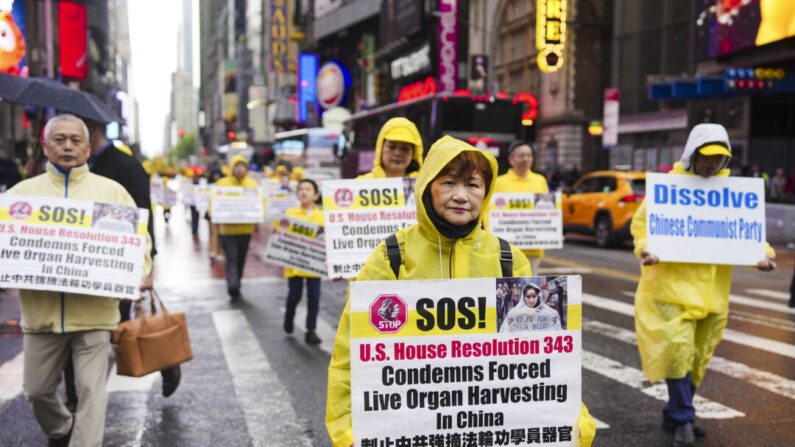 Praticanti del Falun Gong partecipano a una parata per celebrare la Giornata mondiale della Falun Dafa e chiedere la fine delle persecuzioni in Cina, a New York, il 10 maggio 2024.(Samira Bouaou/The Epoch Times)