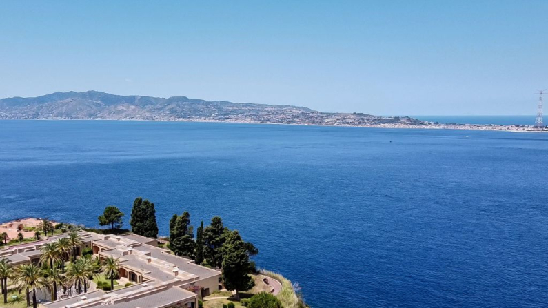 Lo Stretto di Messina visto dal versante della Calabria (foto Andreas Solaro/AFP via Getty Images).