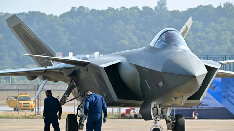 Un caccia stealth Chengdu J-20 di fabbricazione cinese esposto durante la China International Aviation and Aerospace Exhibition a Zhuhai, Guandong. Foto: Hector Retamal/AFP tramite Getty Images